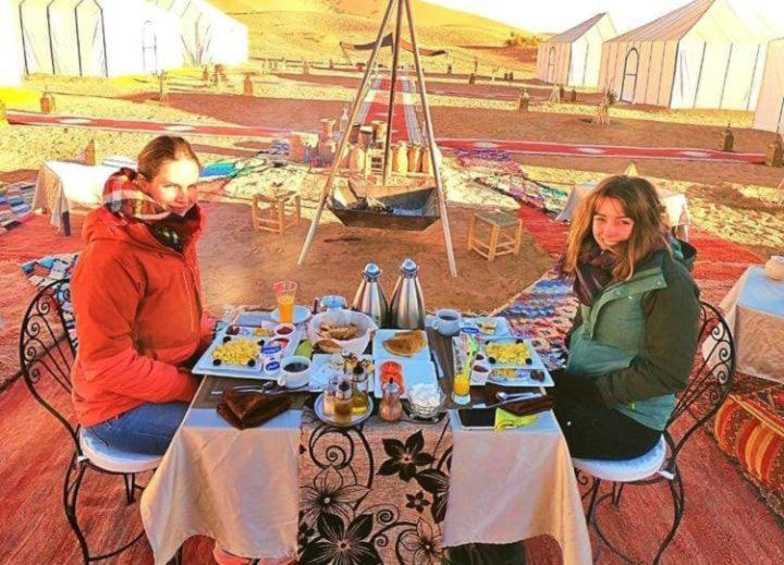 Отель Ahlam Luxury Camp Мерзуга Экстерьер фото